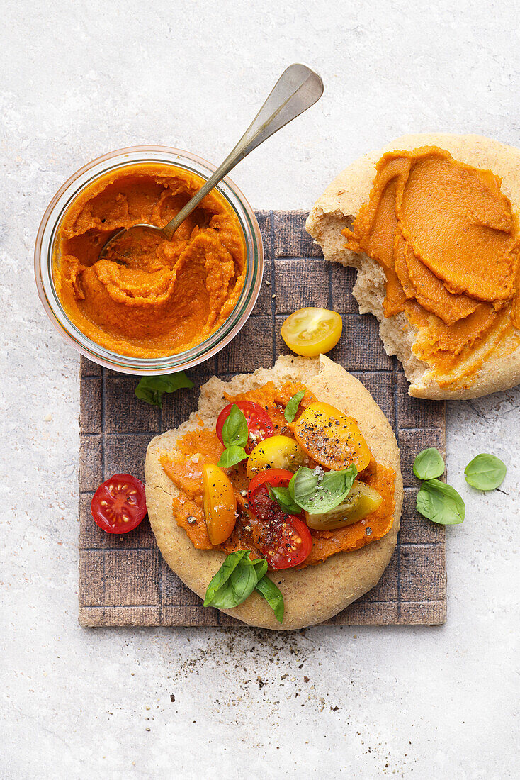 Fladenbrot mit Paprikaaufstrich und Tomaten