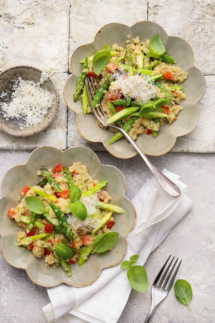 Quinoa salad with asparagus, tomatoes and parmesan