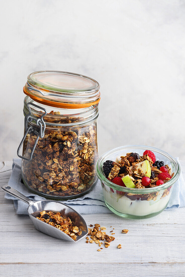 Joghurt mit Früchten und hausgemachtem Granola