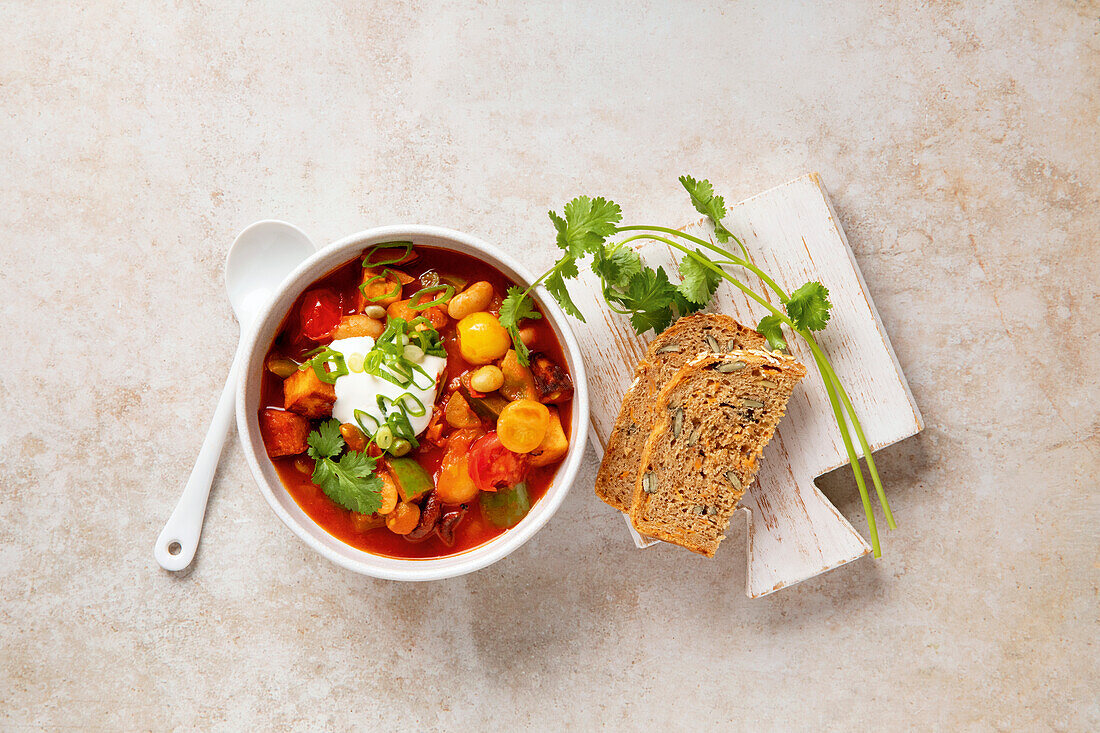 Bohnen-Chili mit Kräuterbrot und Joghurt