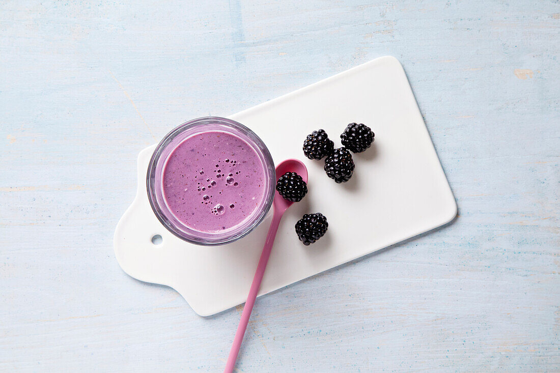 Blackberry and oat smoothie