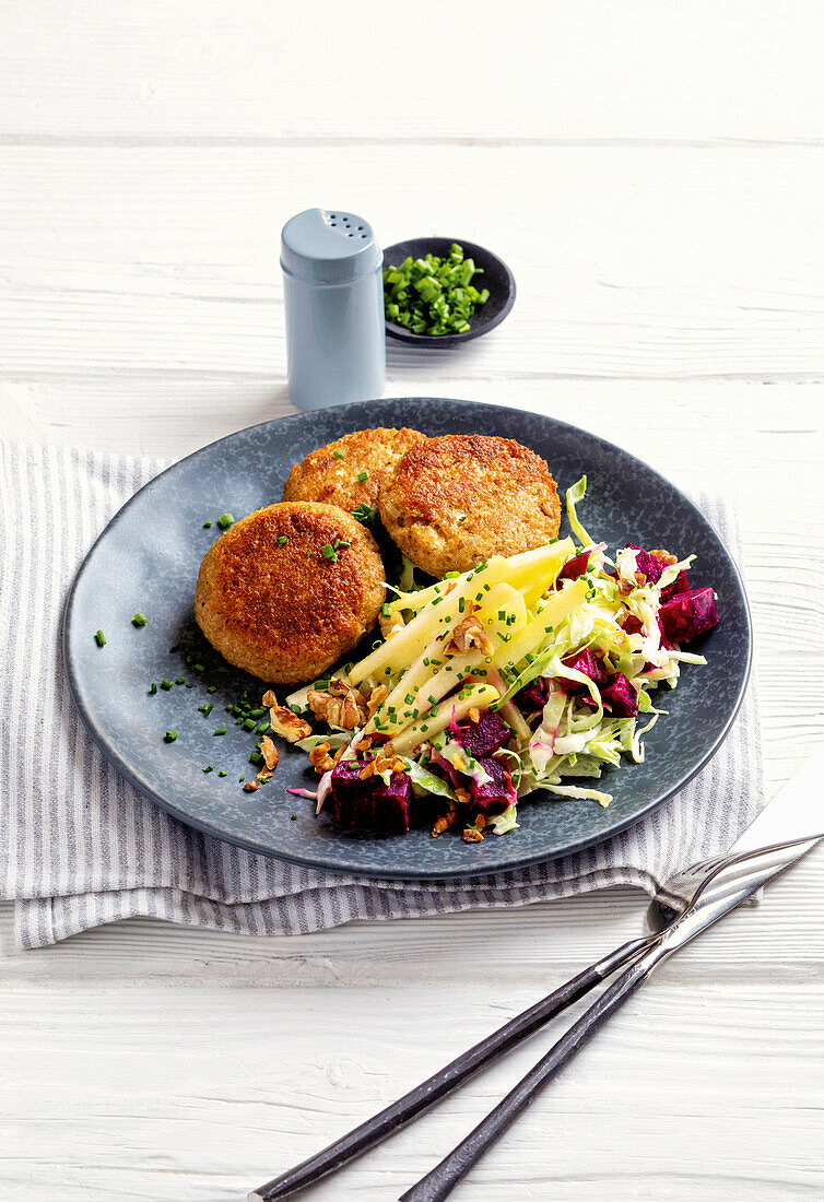 Green spelt patties with coleslaw and beetroot