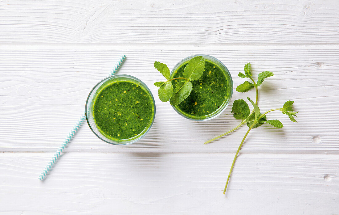 Green tea smoothie with mint