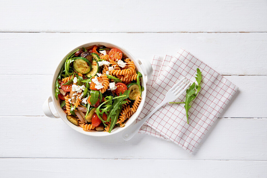 Mediterraner Linsennudelsalat mit Feta und Zucchini