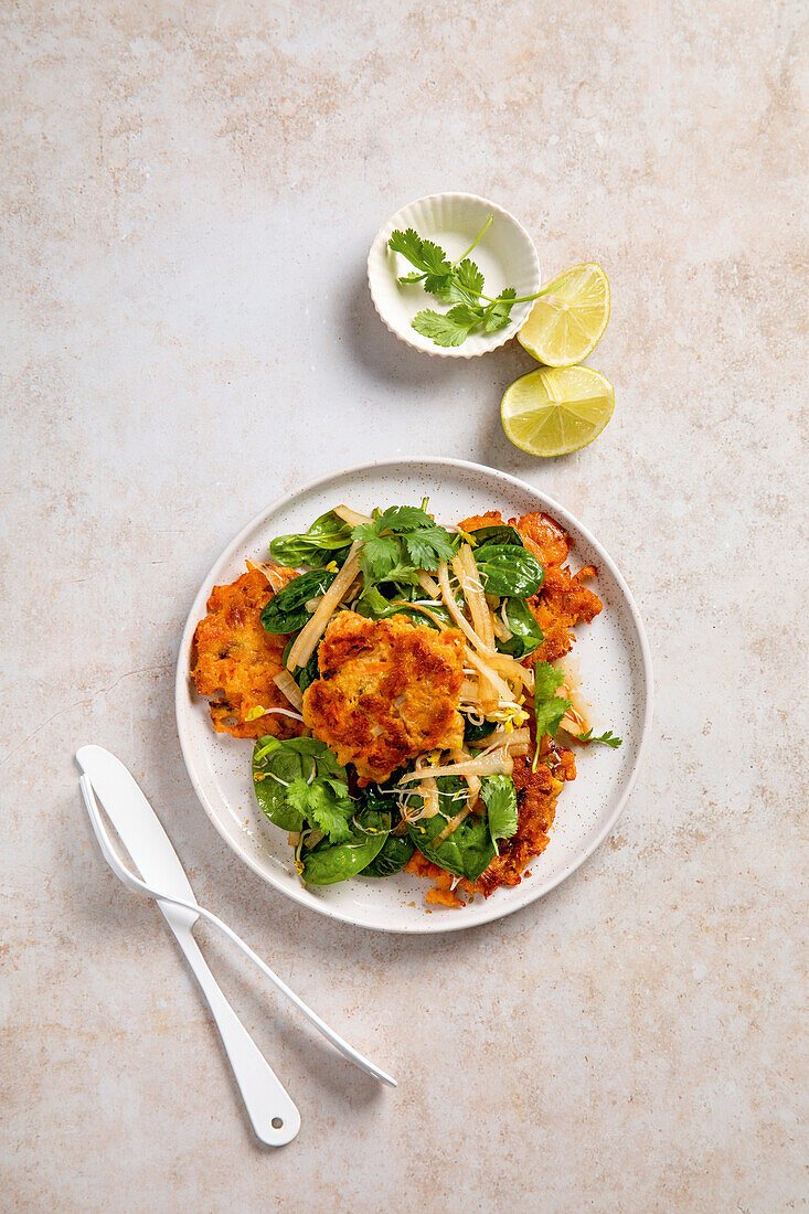 Mung Dal Kimchi Pancakes mit Salat