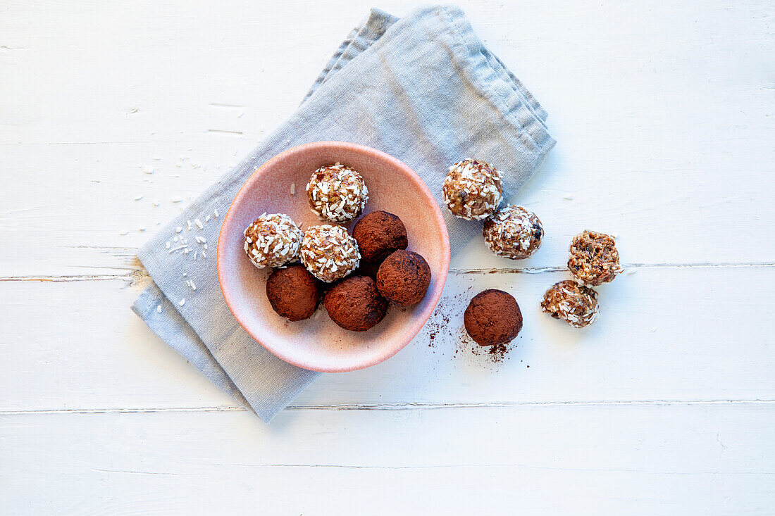 Pflaumen-Energy-Balls mit Kokosraspeln und Kakaopulver