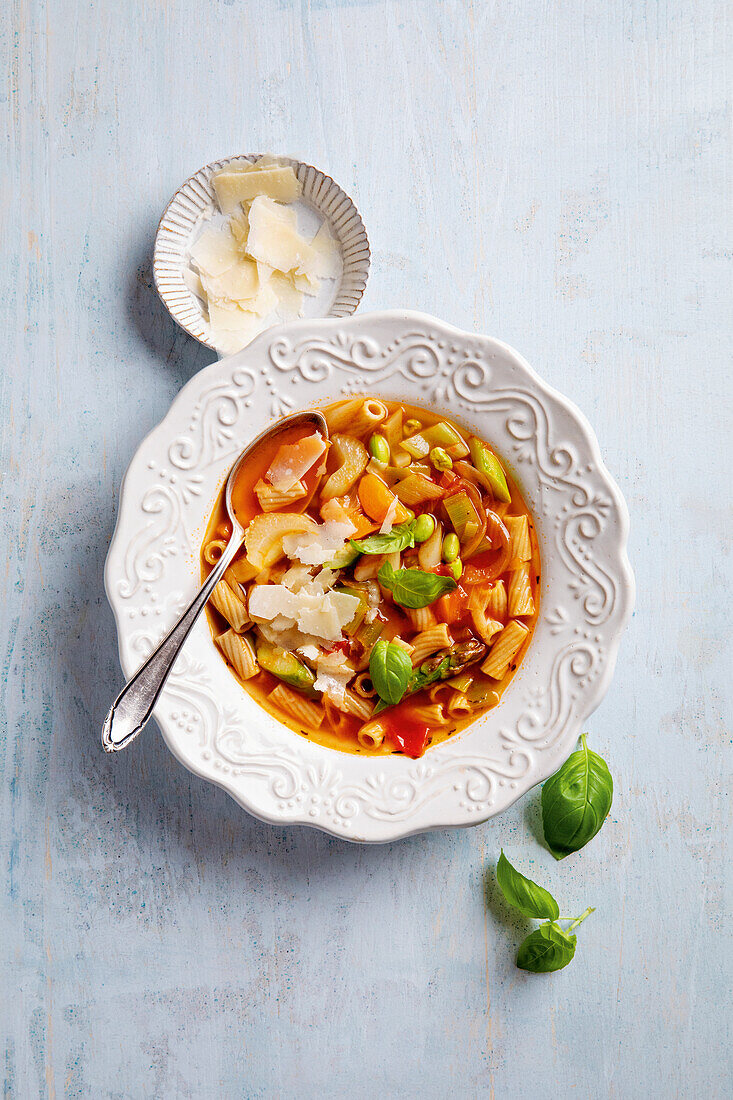 Spargel-Minestrone mit Basilikum