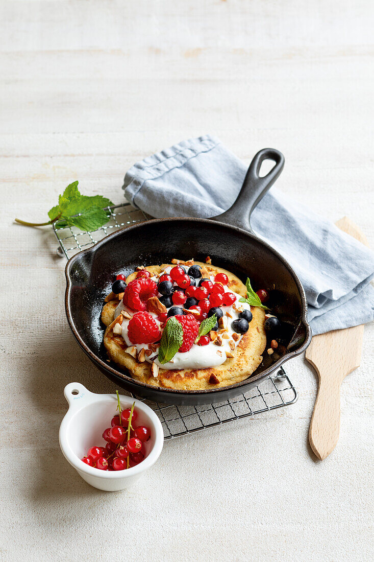 Mandelomelett mit Beeren und Joghurt