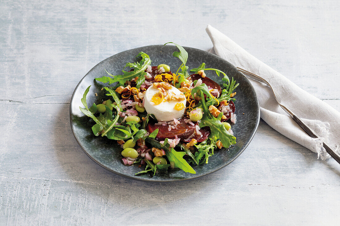 Salad with marinated beetroot and goat's cheese