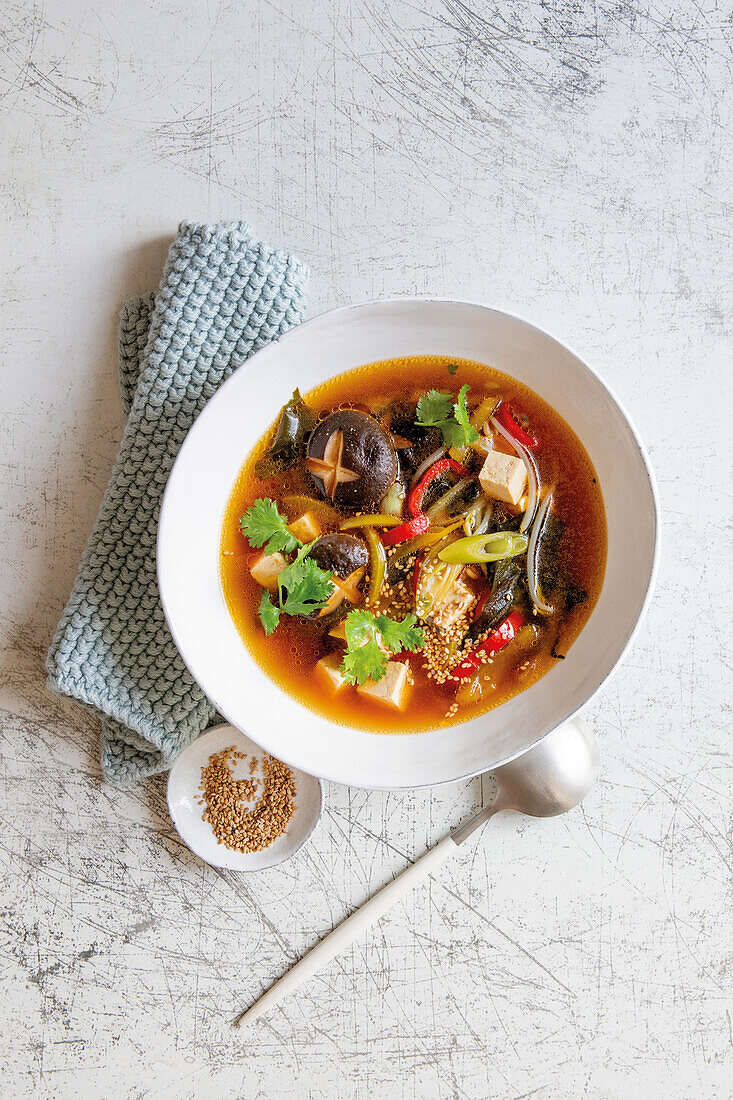 Misosuppe mit Tofu, Shiitake und Gemüse