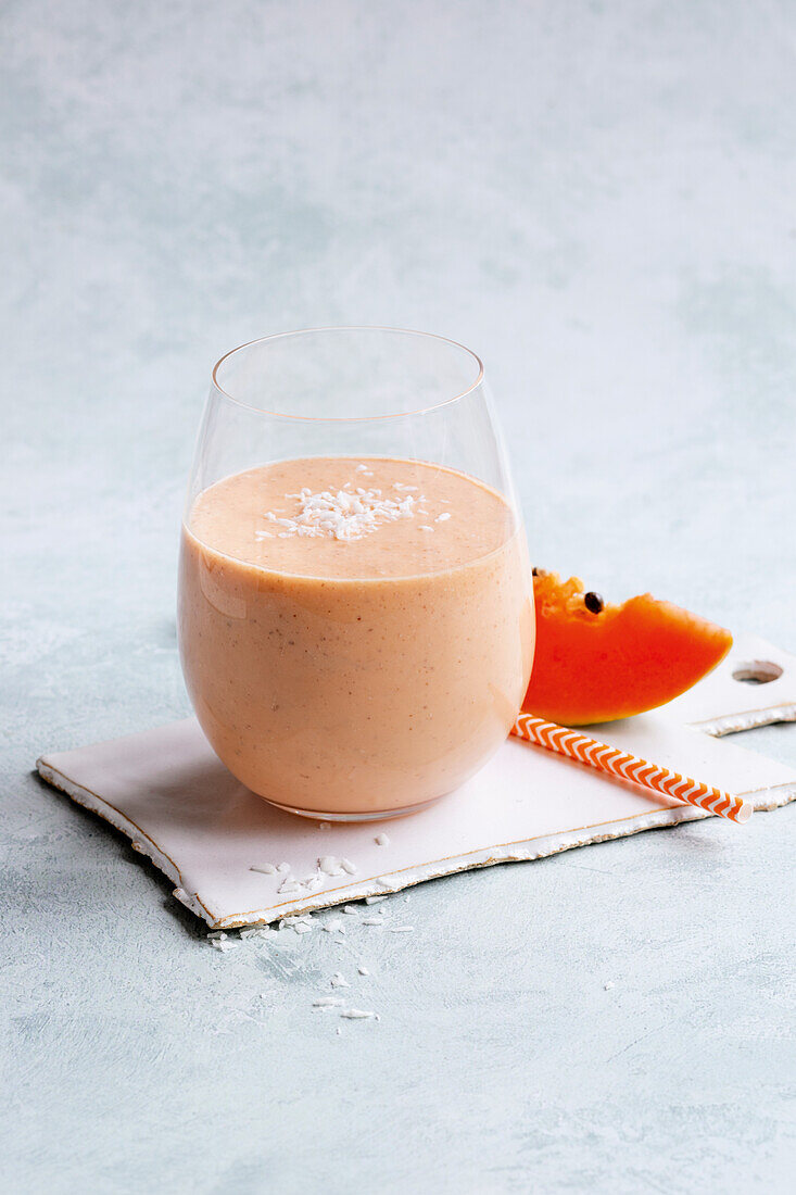 Papaya-Smoothie mit Kokosraspeln