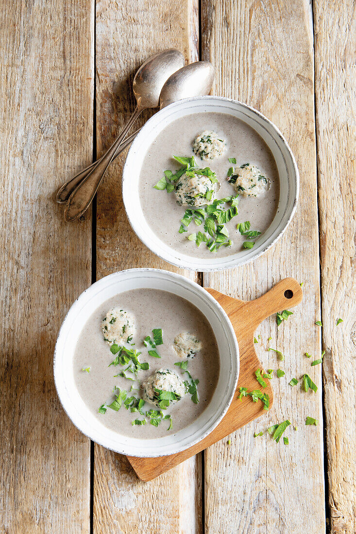 Pilzcremesuppe mit Kräuterbällchen