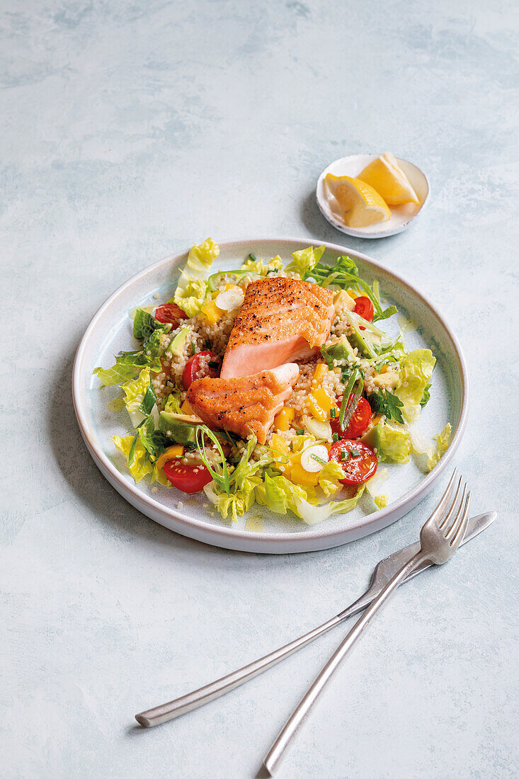 Gebratener Lachs auf Quinoa-Gemüse-Salat