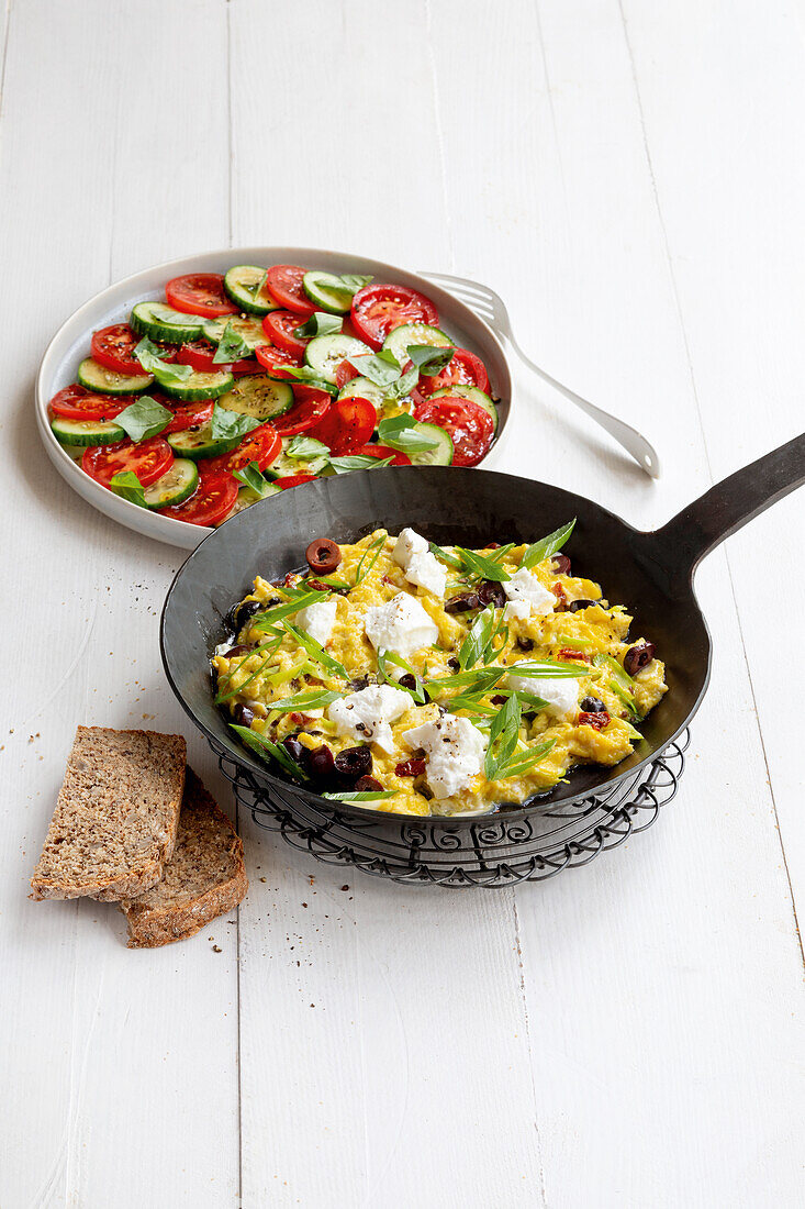 Rührei mit Ricotta und Tomatensalat