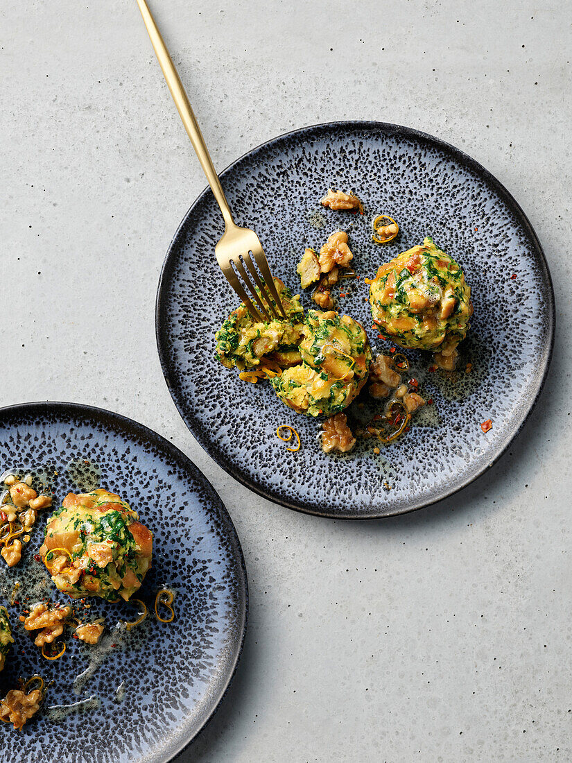 Spinach dumplings with walnuts