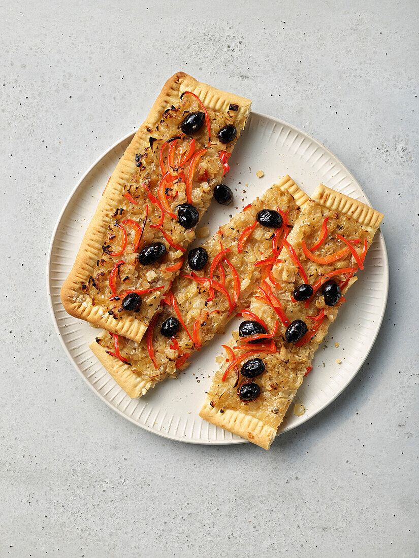 Pissaladière mit schwarzen Oliven und Paprika