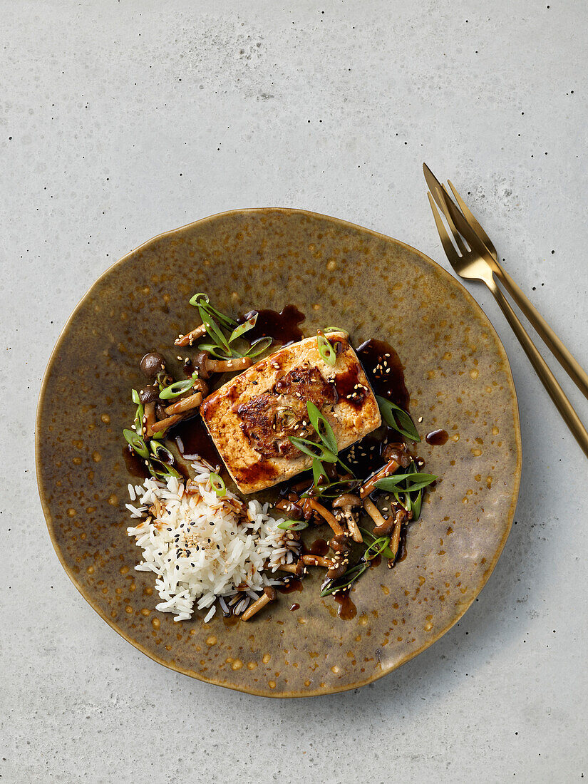 Tofu-Steak mit Reis und Pilzen