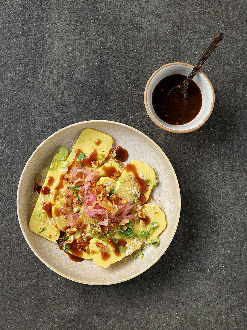 Tofu mit Sojasauce, eingelegtem Ingwer und Kräutern