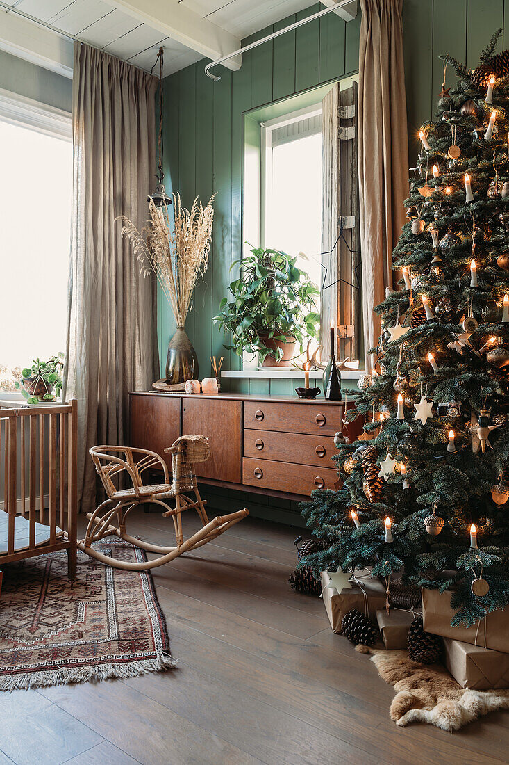 Weihnachtlich dekoriertes Wohnzimmer mit geschmücktem Baum und Holzschaukelpferd