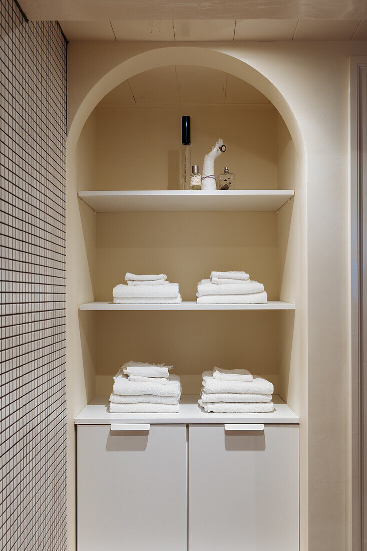 Wall niche with shelf and cabinet in a modern bathroom