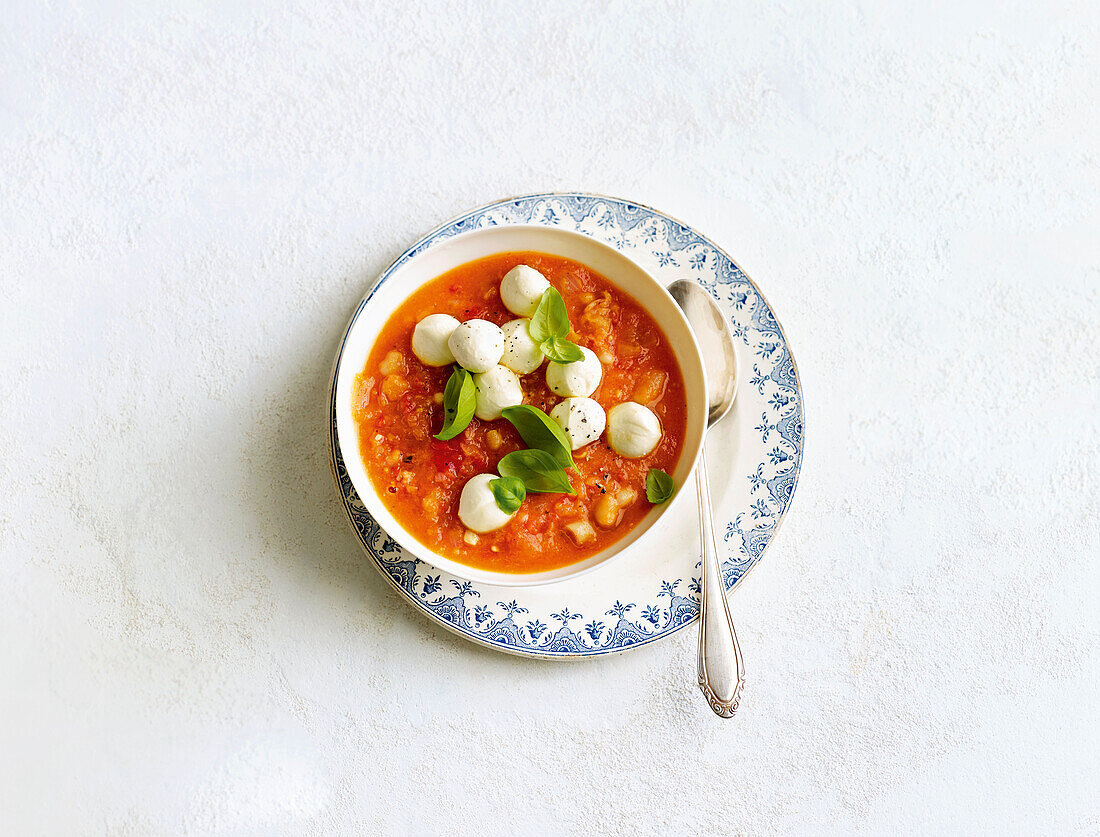 Italienische Bohnensuppe mit Mozzarella und Basilikum