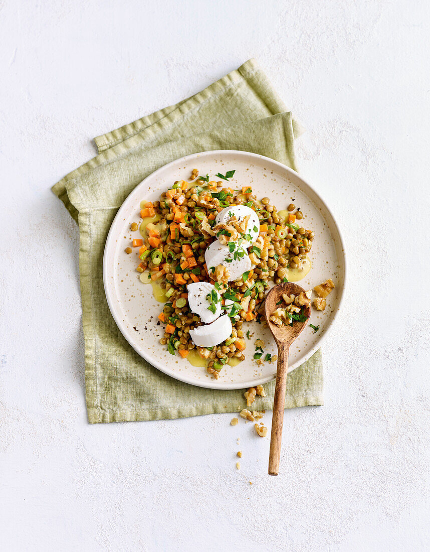 Linsensalat mit Ziegenkäse und Nüssen