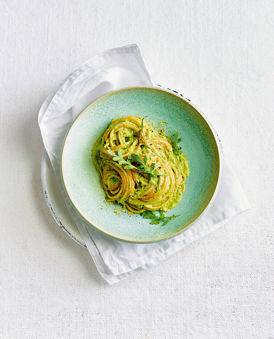 Pasta mit Erbsenpesto und Rucola