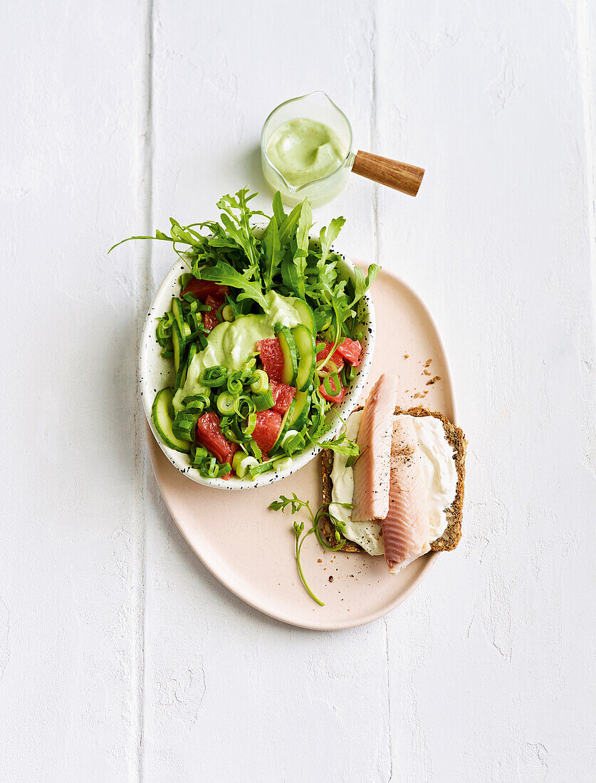 Salat mit Avocado und Grapefruit dazu Brot mit Räucherfisch