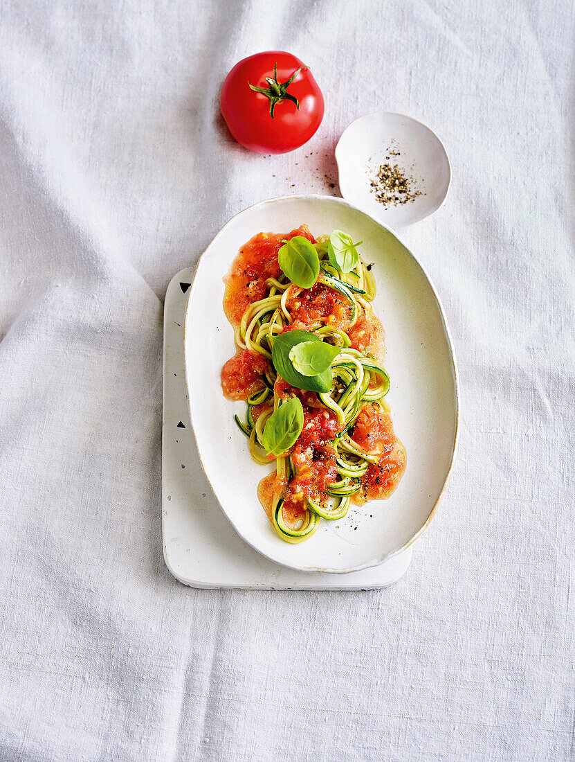 Zoodles mit Tomaten-Dressing und Basilikum