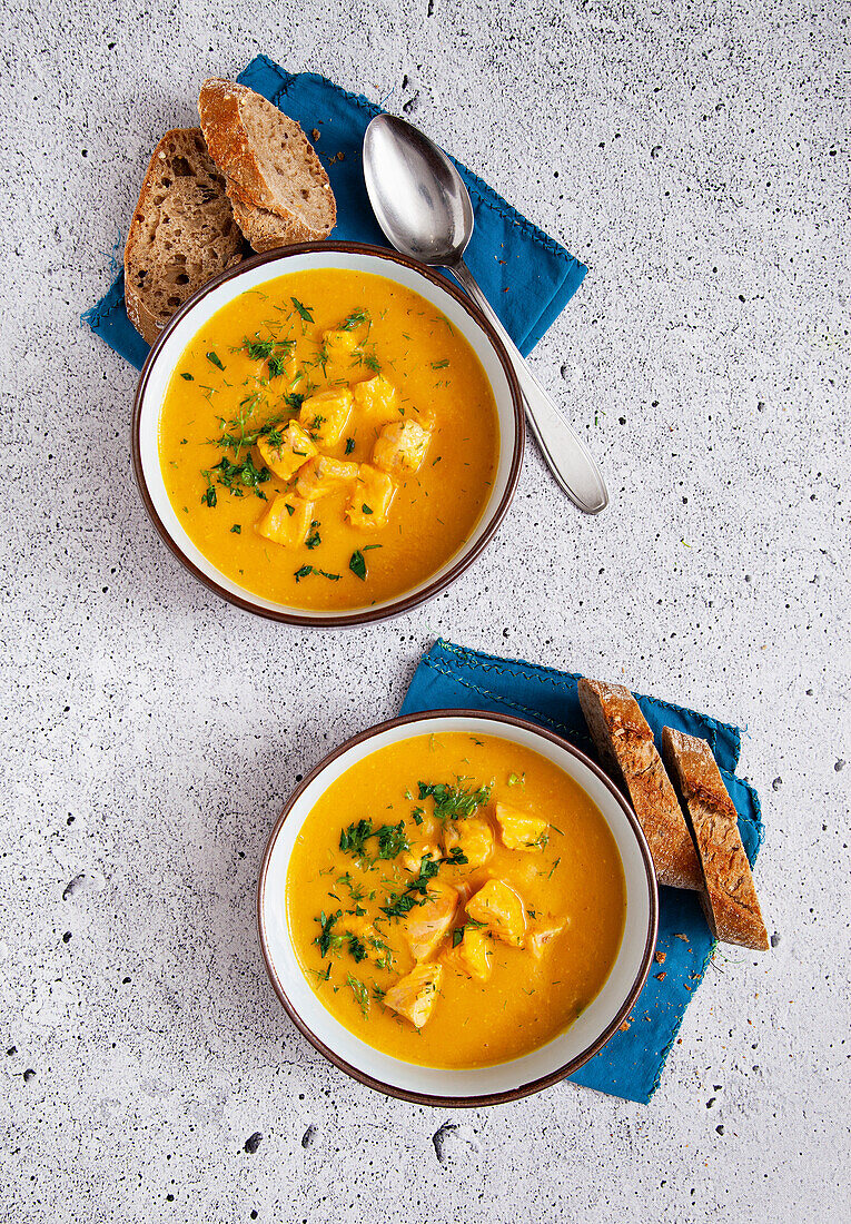 Fenchel-Zitronen-Suppe mit Lachs