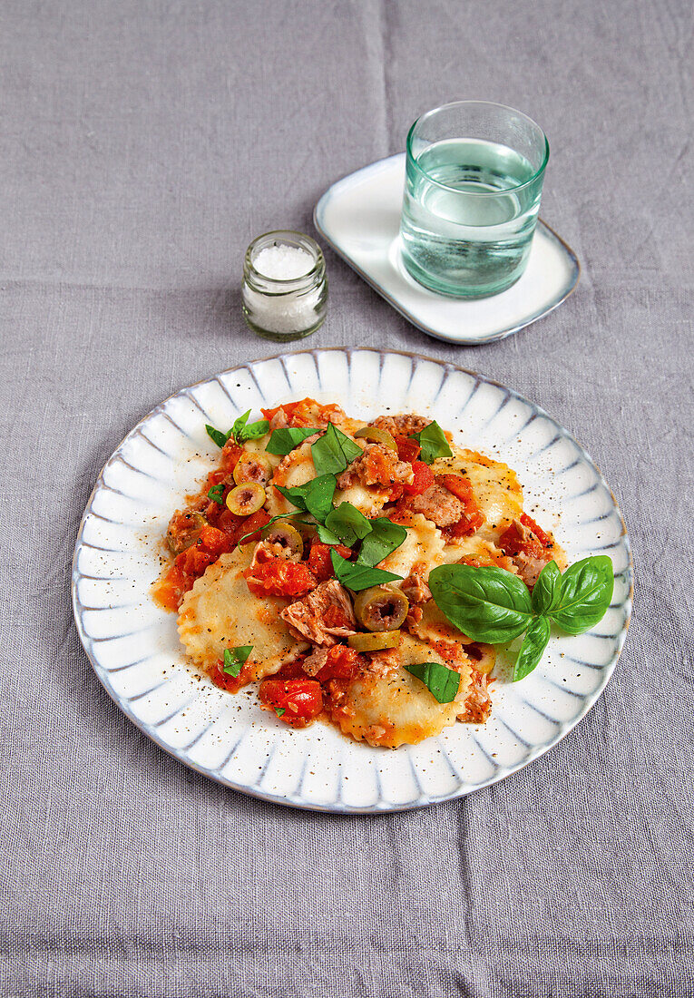 Ravioli mit Thunfisch, Tomaten und Oliven