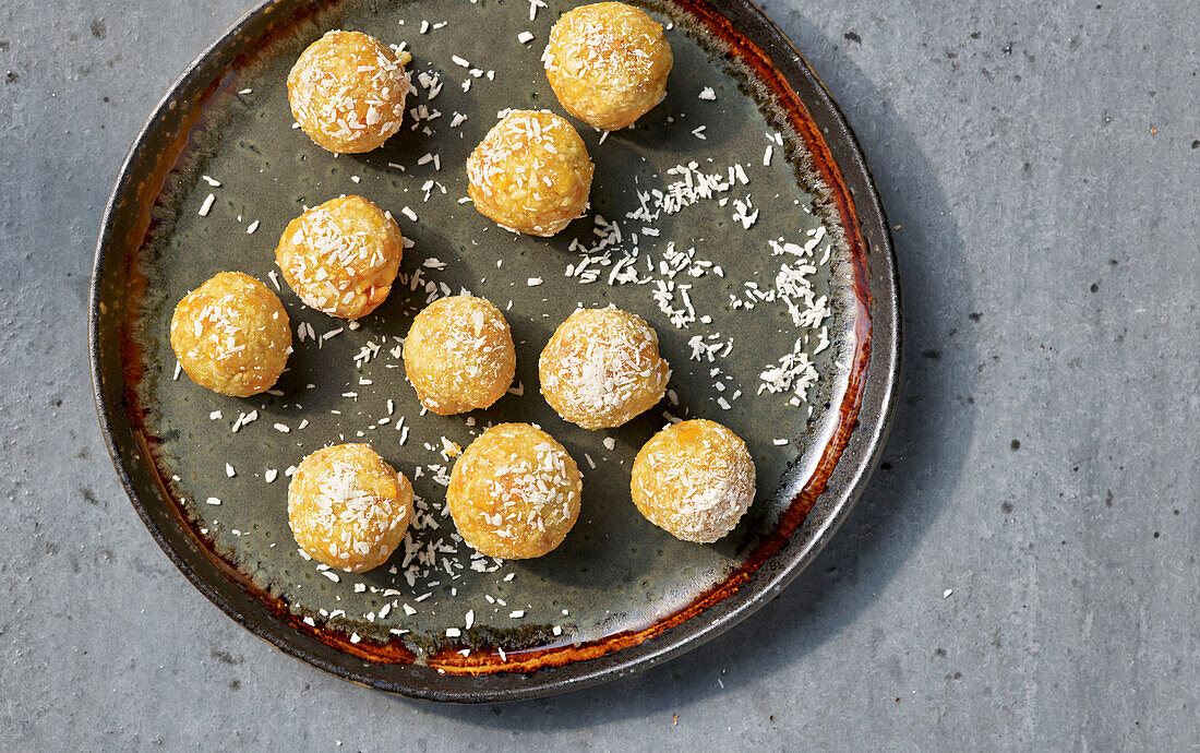 Energyballs mit Mango und Kokos