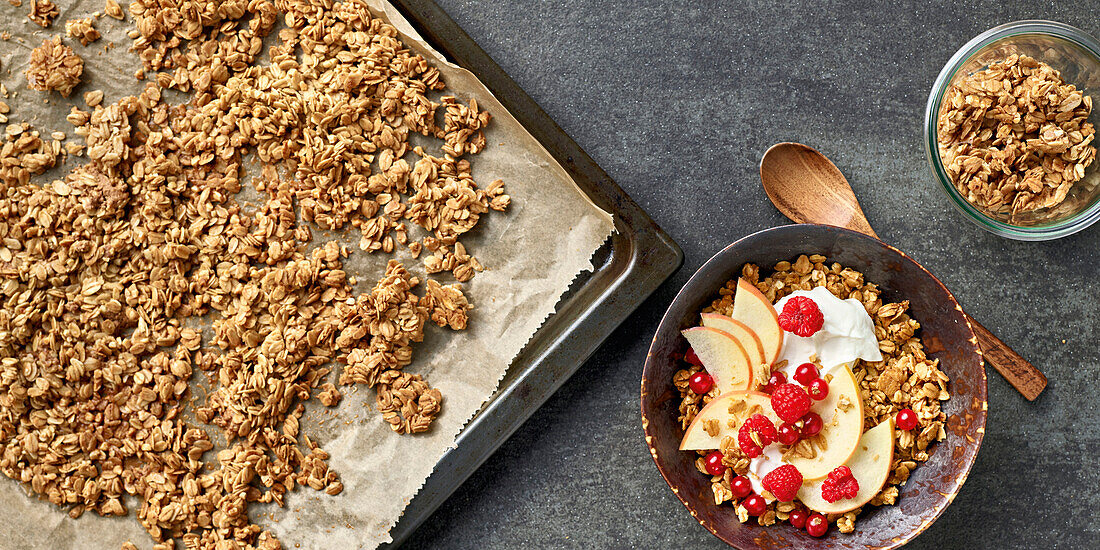 Hausgemachtes Granola mit Joghurt, Äpfeln und Beeren