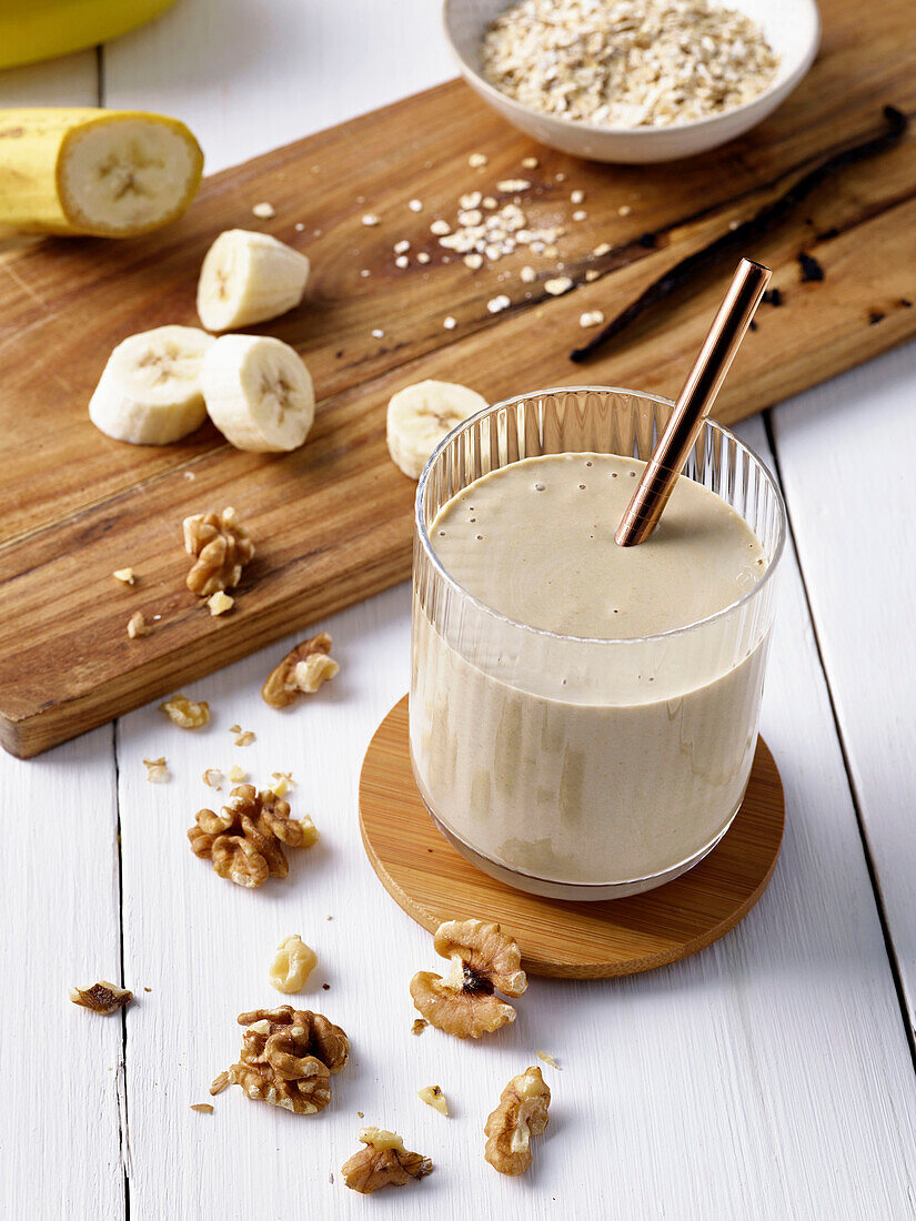 Banana Bread Smoothie mit Walnüssen und Haferflocken