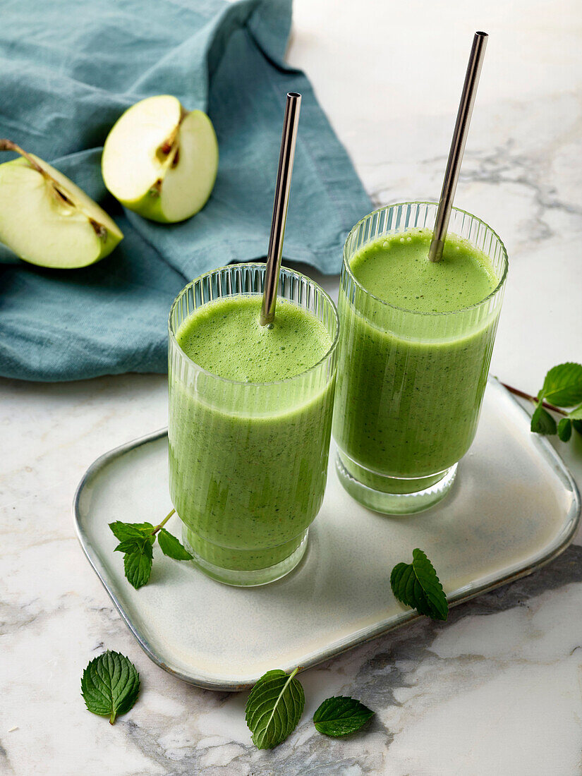 Grüner Smoothie mit Apfel und Minze