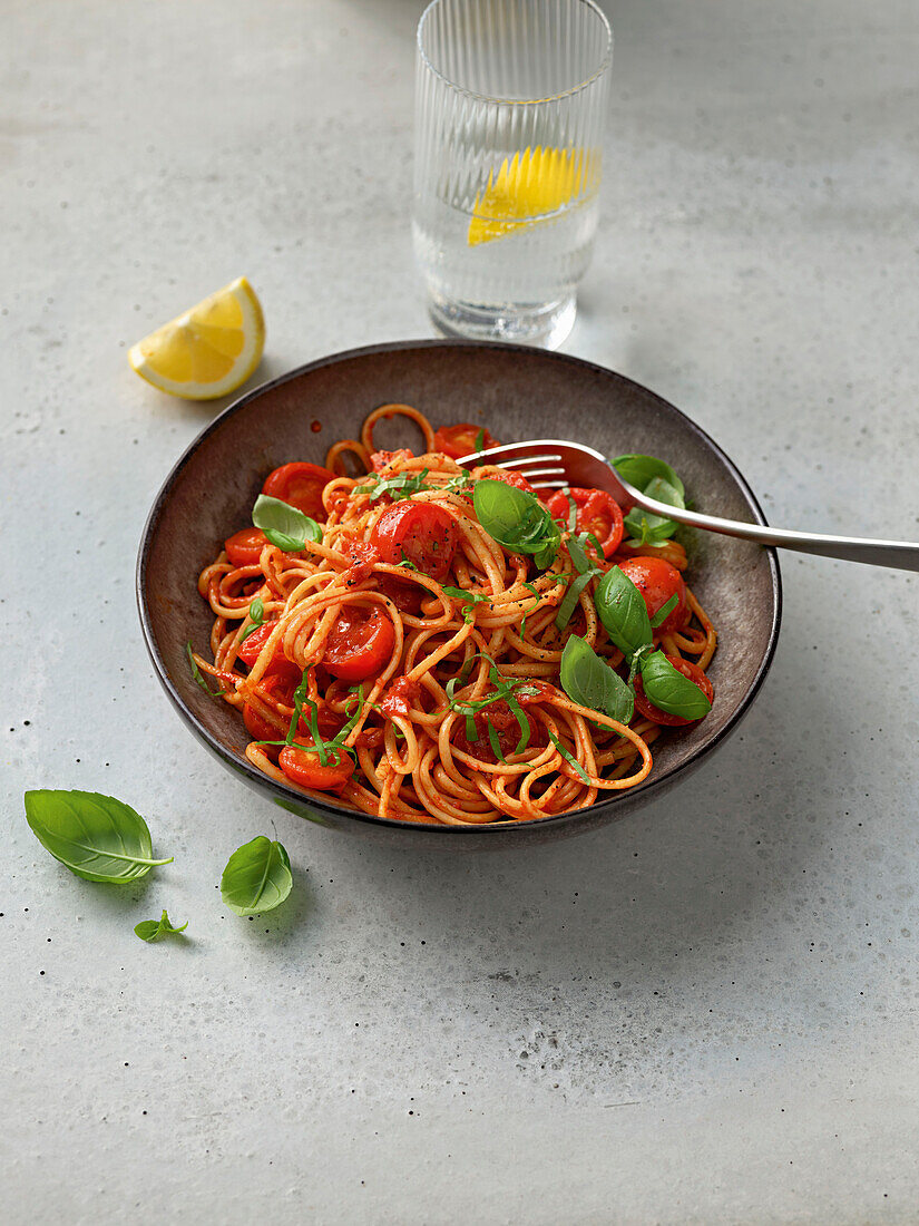 Linguine Napoli mit frischen Tomaten und Basilikum