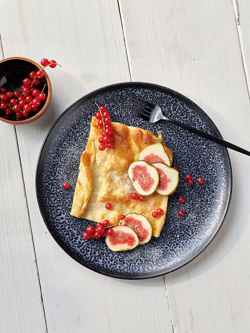 Ofenpfannkuchen mit Feigen und Johannisbeeren