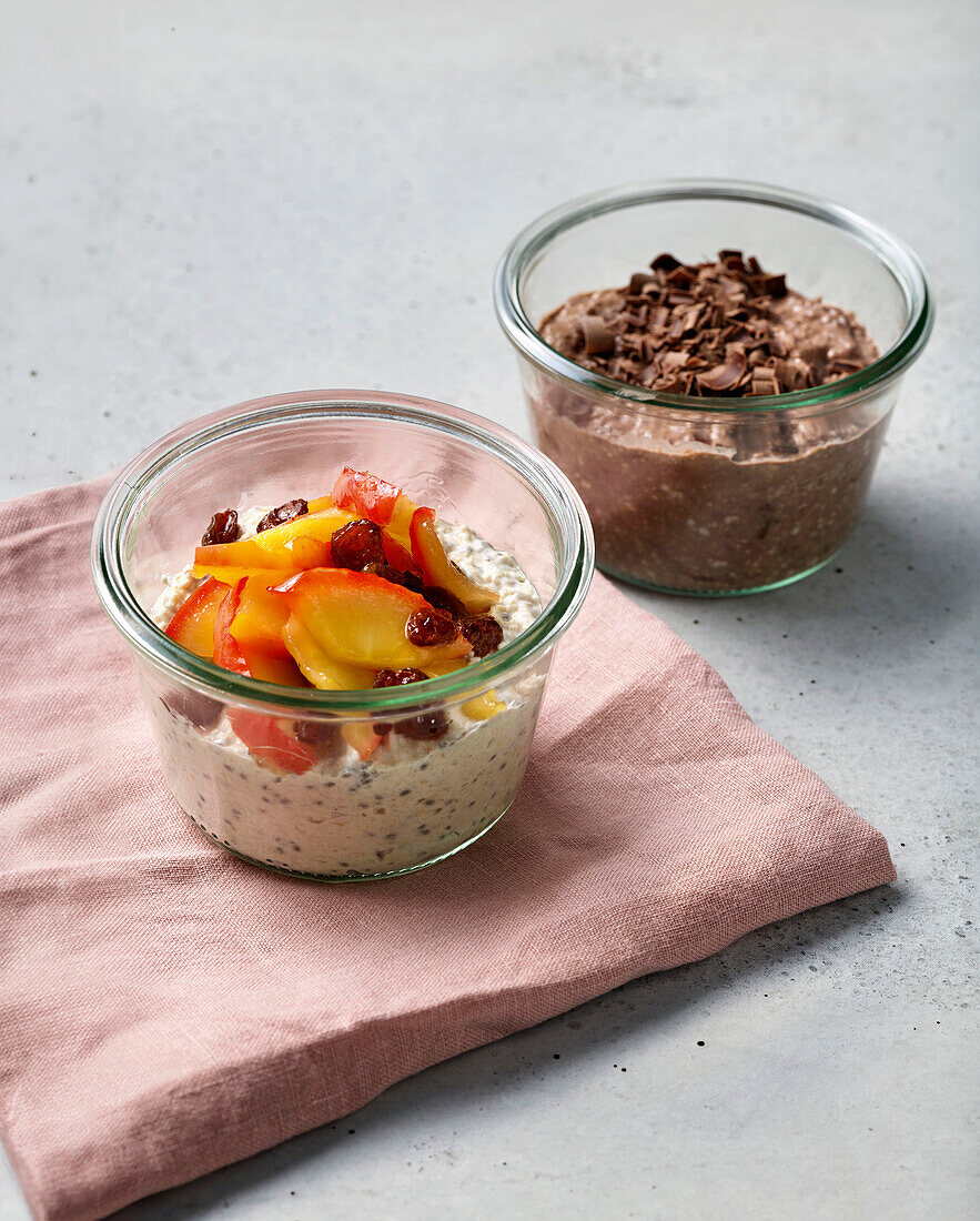 Overnight Oats mit Pfirsichen und Schokoladen-Porridge