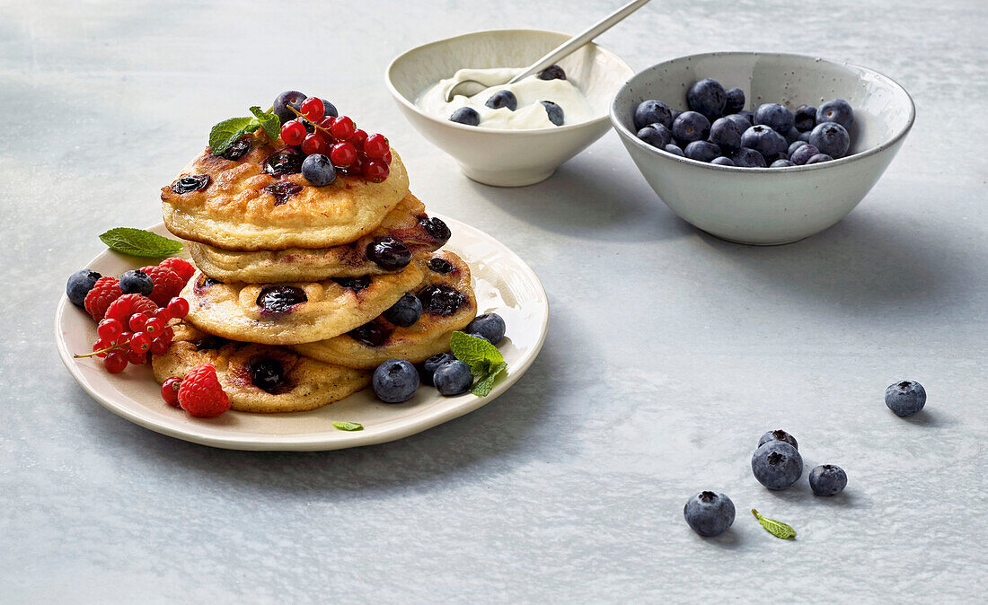 Pancakes with fresh berries and yoghurt