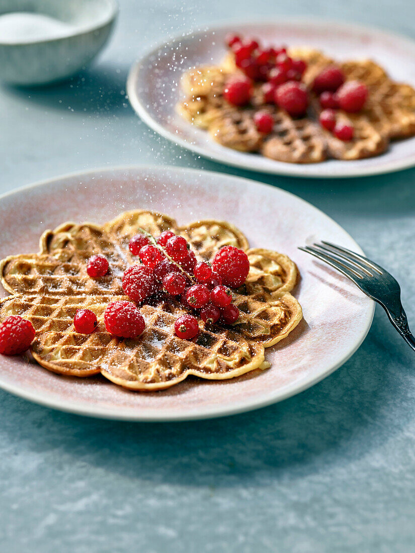 Waffeln mit frischen Beeren und Puderzucker