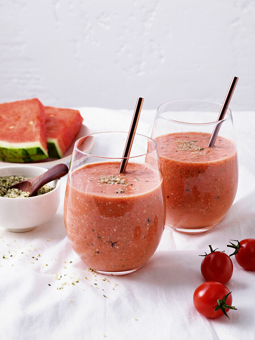 Tomaten-Wassermelonen-Smoothie mit Hanfsamen