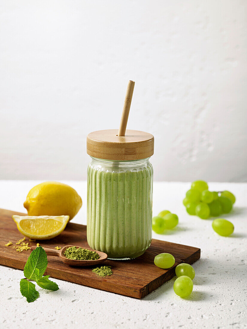 Grüner Smoothie mit Zitrone und Matcha-Pulver