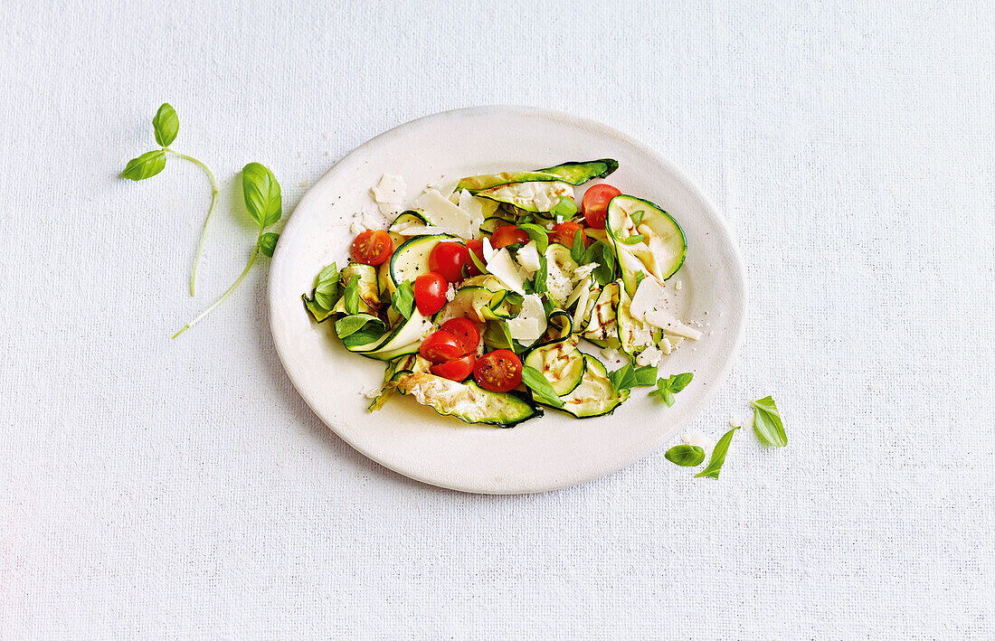 Gegrillte Zucchini mit Kirschtomaten und Parmesan