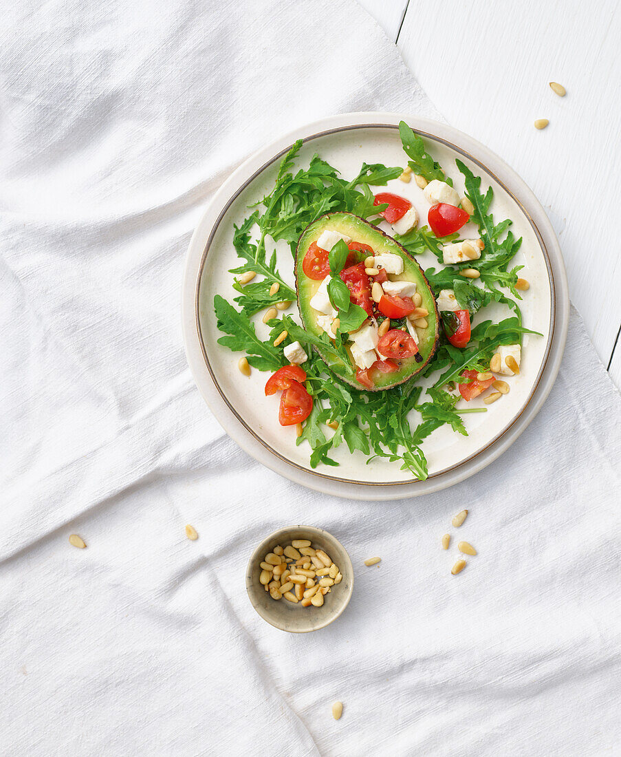 Gefüllte Avocado auf Rucola