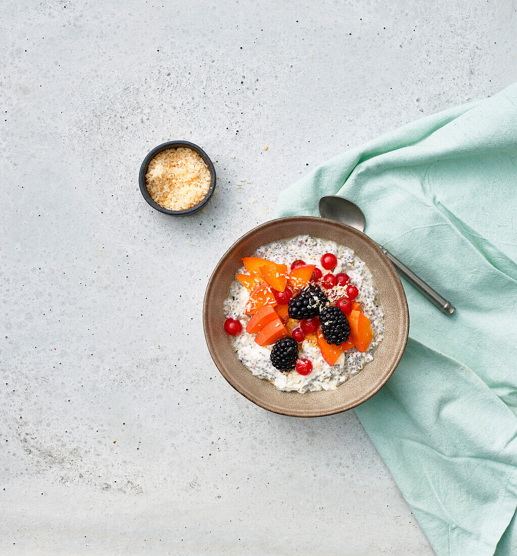 Overnight-Chia-Pudding mit Beeren und Aprikosen