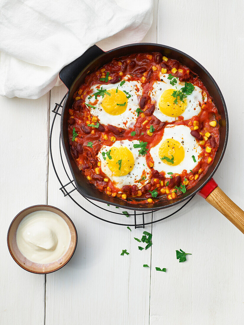 Shakshuka mit Bohnen und Mais