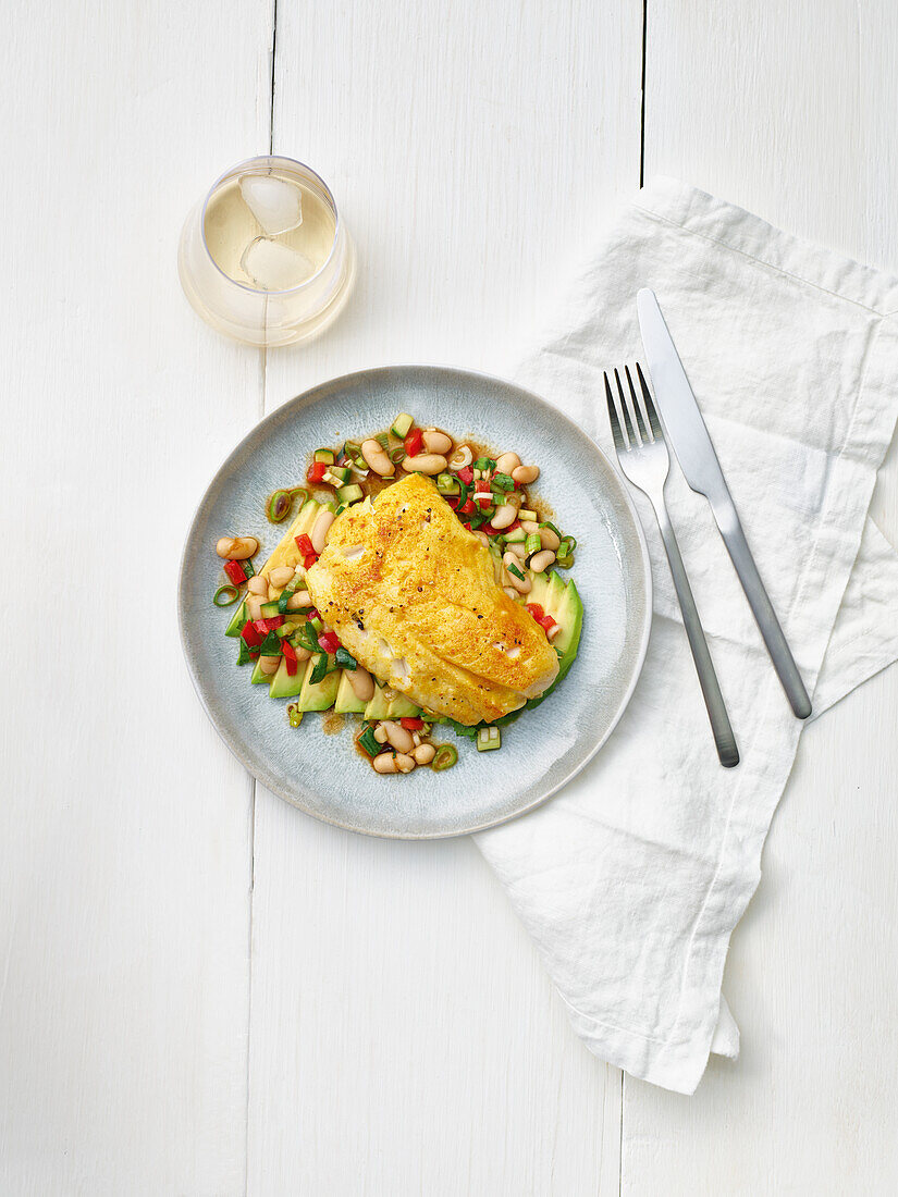 Fischfilet mit Avocado und Bohnen