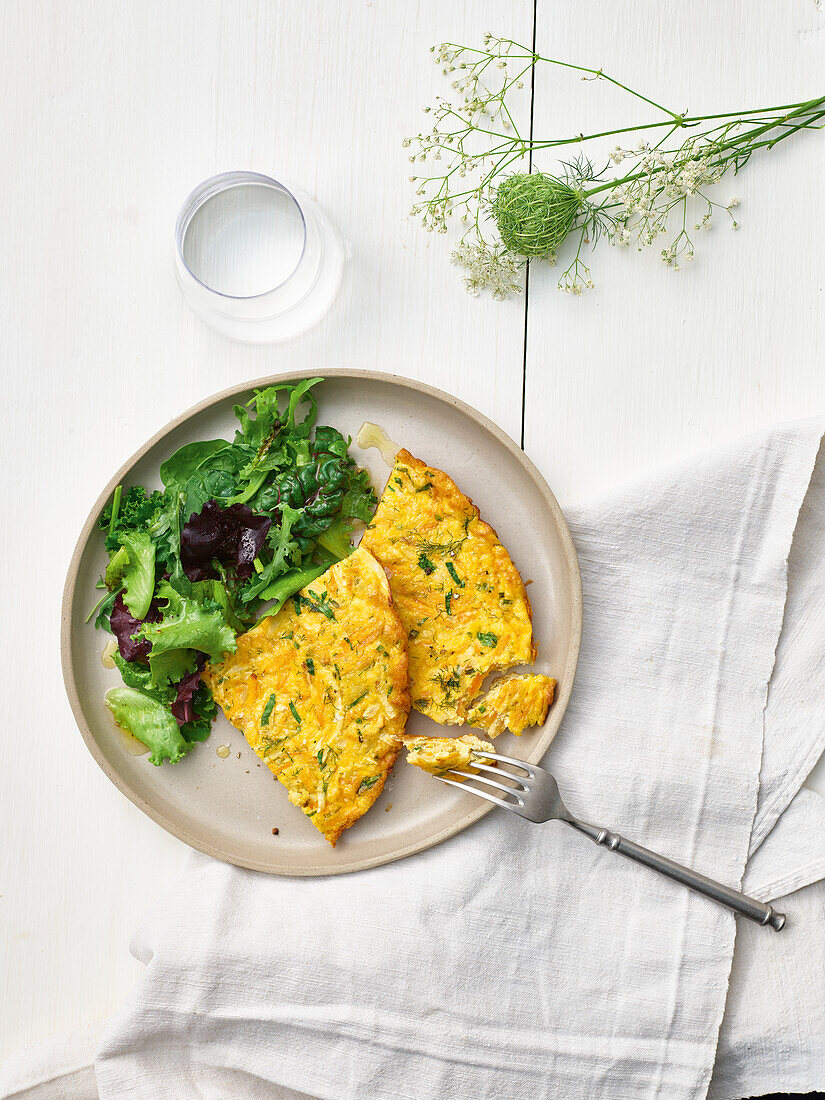 Gemüsetortilla mit Blattsalat