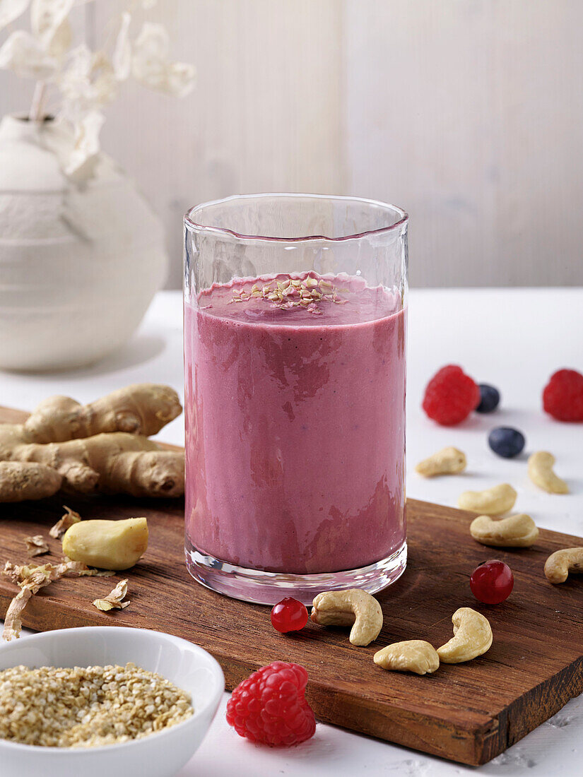 Rote-Bete-Beeren-Smoothie mit Cashewkernen und Ingwer