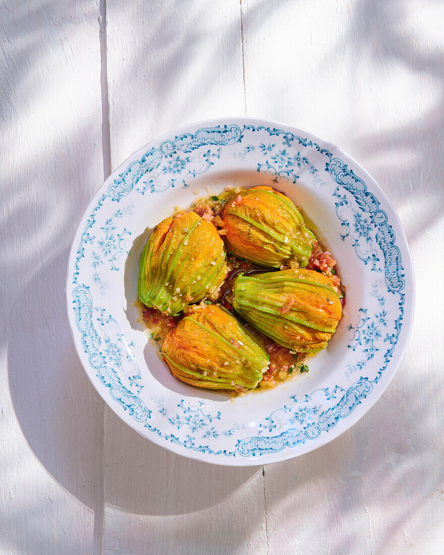 Gefüllte Zucchiniblüten in Tomatensauce